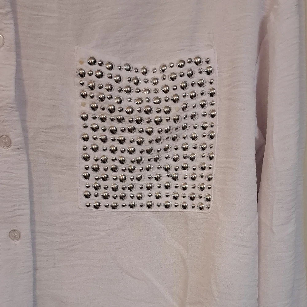 Discreet White Crop Top with Silver Accents - Picture 2 of 4